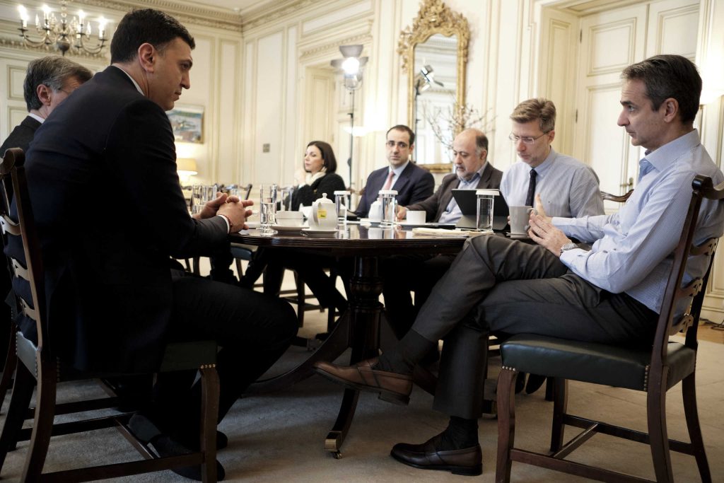 Έκτακτη σύσκεψη στο Μέγαρο Μαξίμου συγκάλεσε ο Κ.Μητσοτάκης μετά τα 667 νέα κρούσματα – Παρουσία Β.Κικίλια και Σ.Τσιόδρα