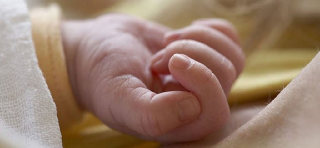 Επική γιαγιά προτίμησε να σώσει το ποτήρι της σαμπάνιας και να αφήσει το μωρό να πέσει (βίντεο)