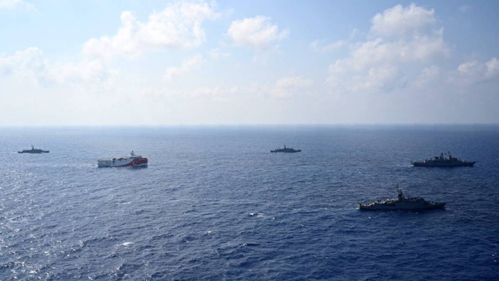 Προς το Καστελόριζο με «σβηστό» πομπό το Oruc Reis: Έχει περάσει (πάλι) το «όριο» των 12 ν.μ. και πλησιάζει τα 6