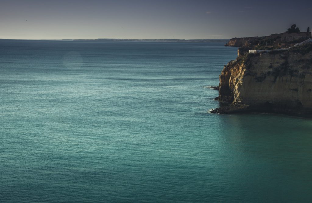 Εντυπωσιακό: Bράχος στη θάλασσα μοιάζει με πλοίο! (φωτο)