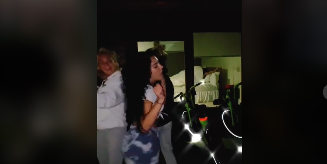 Τρία κορίτσια χορεύουν για βιντεάκι στο TikTok και πίσω τους… ένα ζευγάρι κάνει «τρελίτσες» (βίντεο)