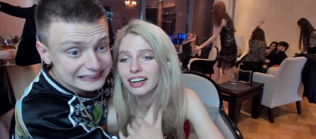 Ρωσία: Youtuber έξαλλος με την κοπέλα του – Την έδειρε σε live μετάδοση (βίντεο)