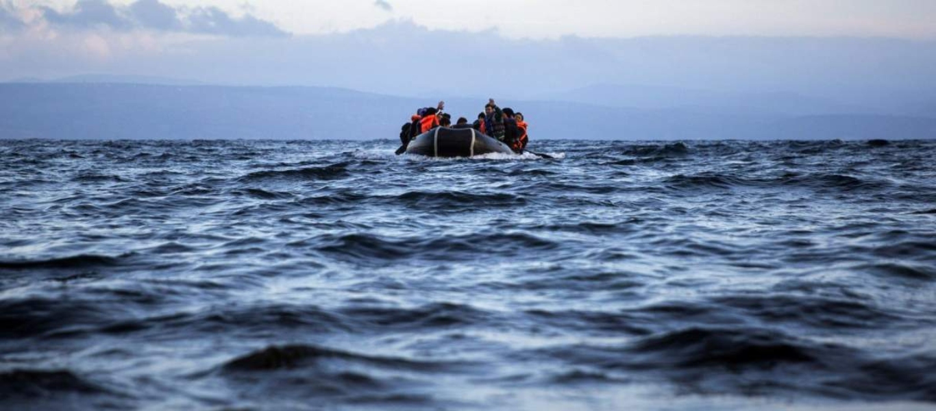Τουρκικό σκάφος «κυνηγάει» λέμβο με αλλοδαπούς για να την στείλει στην Ελλάδα (βίντεο)