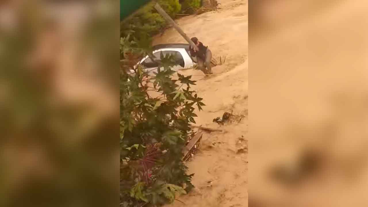 Ηράκλειο: Συγκλονιστικό βίντεο με γυναίκα να ανεβαίνει σε στύλο για να σωθεί από τα νερά