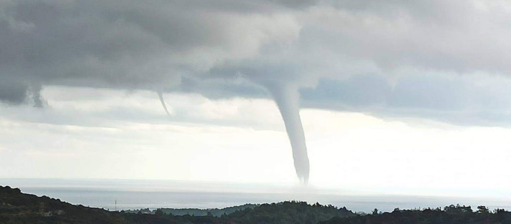 Ρόδος: Υδροστρόβιλοι εμφανίστηκαν στο Φαληράκι και στην παραλία Τσαμπίκας (φώτο)
