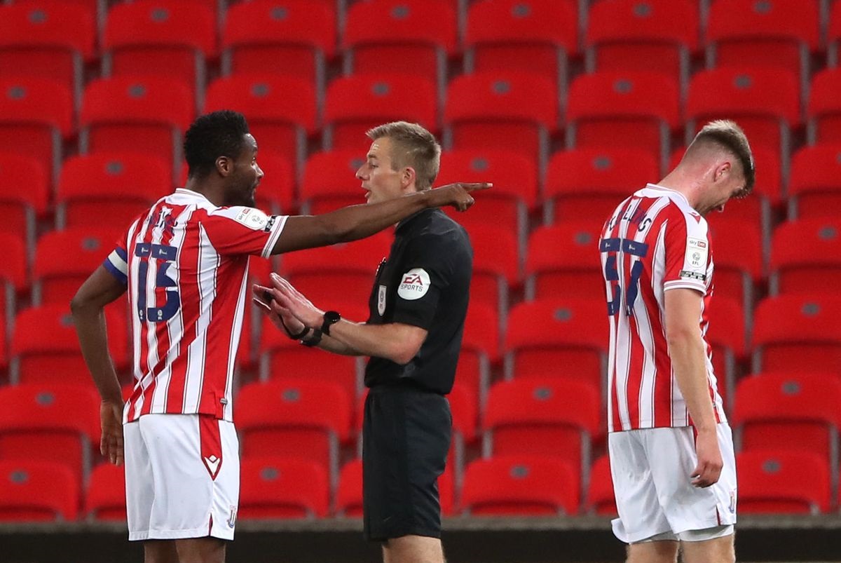 Ο.Μίκελ: Έσπρωξε το χέρι του διαιτητή όταν του έβγαλε κόκκινη κάρτα (βίντεο)