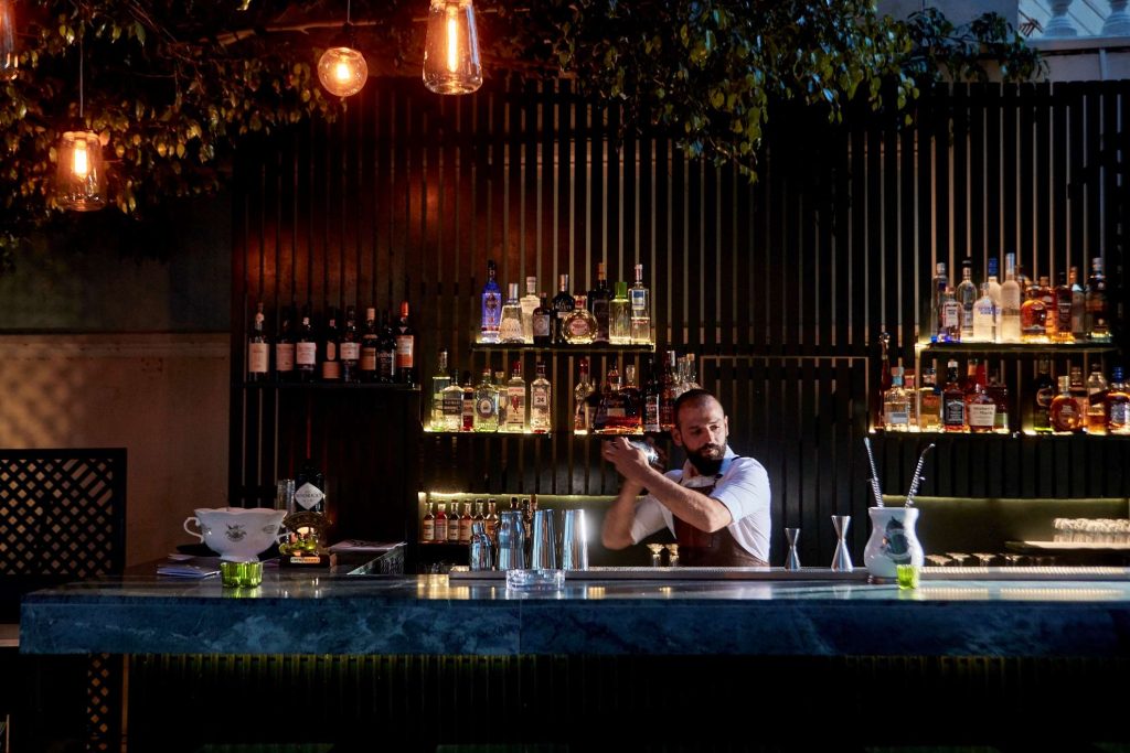 Θ.Βασιλακόπουλος: «Ανοιχτά τα μπαρ μετά τις 12 για να μην πάνε οι νέοι στις πλατείες & διαδίδεται ο κορωνοϊός»