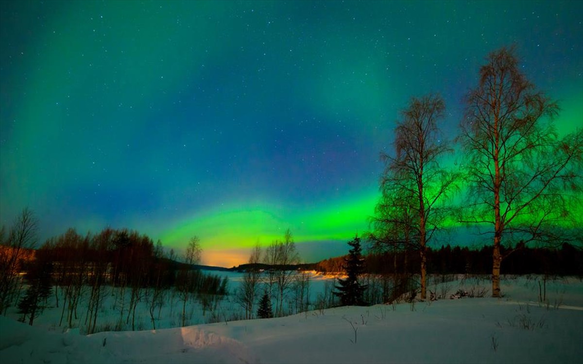 «Μαγικό» τοπίο: Παρακολουθείστε το κιτρινο-πράσινο Βόρειο Σέλας στη Νορβηγία (φώτο-βίντεο)