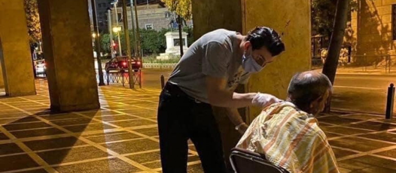 Αθήνα: Τρεις κουρείς βγήκαν στους δρόμους και περιποιήθηκαν άστεγους