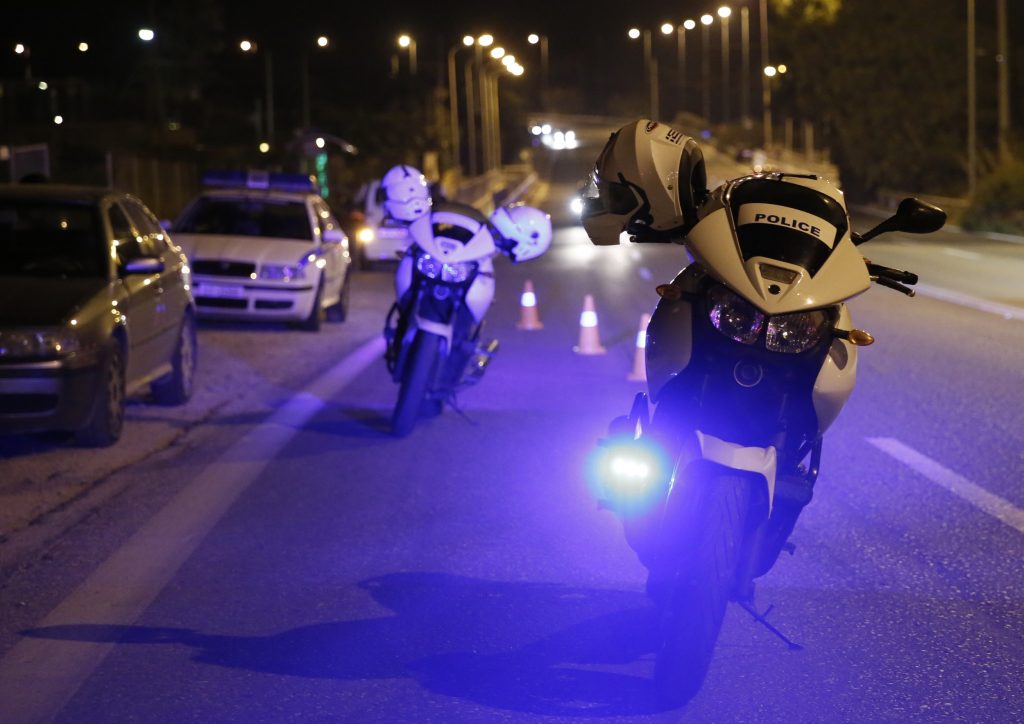 Σε αυτές τις περιοχές η κυβέρνηση «κλειδώνει» μέσα τους πολίτες το βράδυ – Ανάμεσά τους Αττική & Θεσ/νίκη