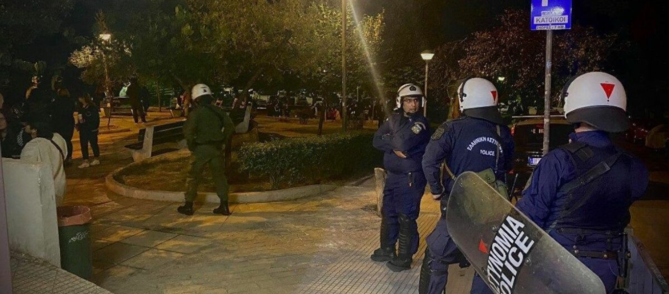 Θεσσαλονίκη: Αστυνομικοί απομάκρυναν νεαρούς από πολυσύχναστα σημεία της πόλης