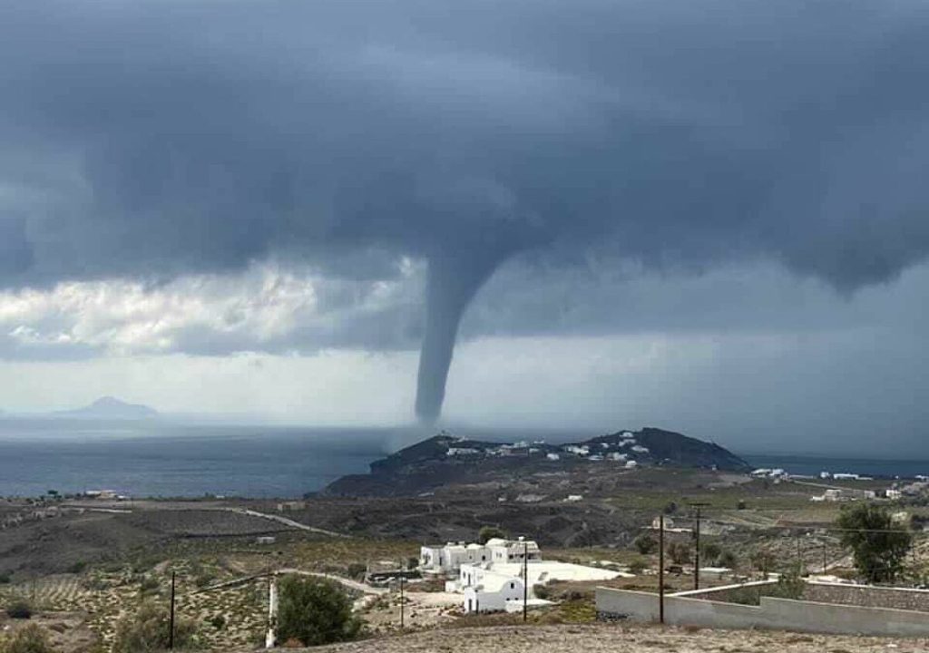 Μεγάλος υδροστρόβιλος «σάρωσε» την Σαντορίνη (βίντεο)