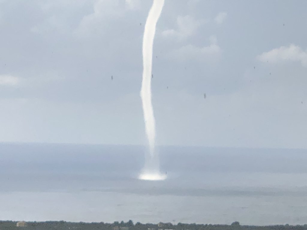 Ρόδος: Υδροστρόβιλος αναστάτωσε τους κατοίκους – Έτρεχαν να προστατευθούν (βίντεο)