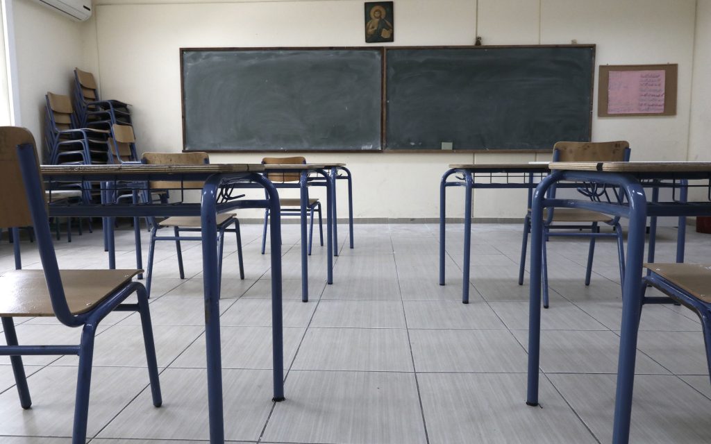 Κορωνοϊός: Συνελήφθη η καθηγήτρια που δεν φορούσε μάσκα σε λύκειο στον Υμηττό