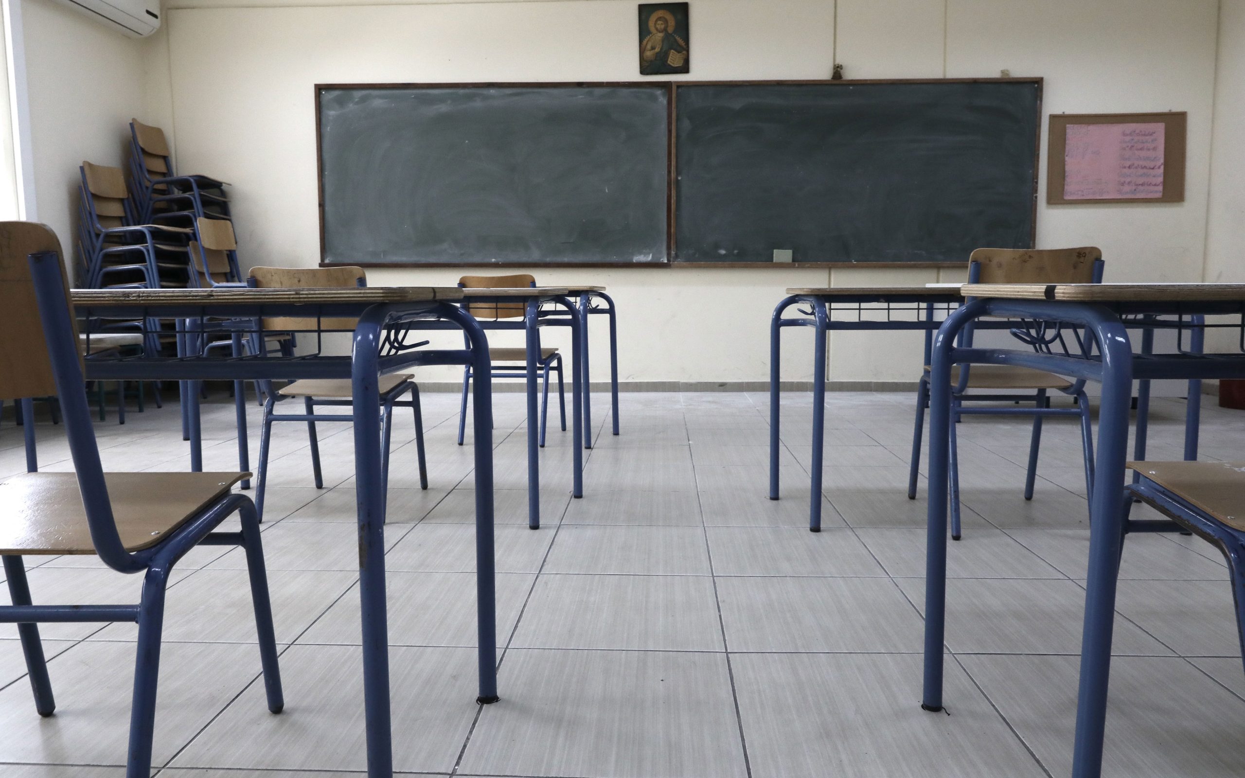Κορωνοϊός: Συνελήφθη η καθηγήτρια που δεν φορούσε μάσκα σε λύκειο στον Υμηττό