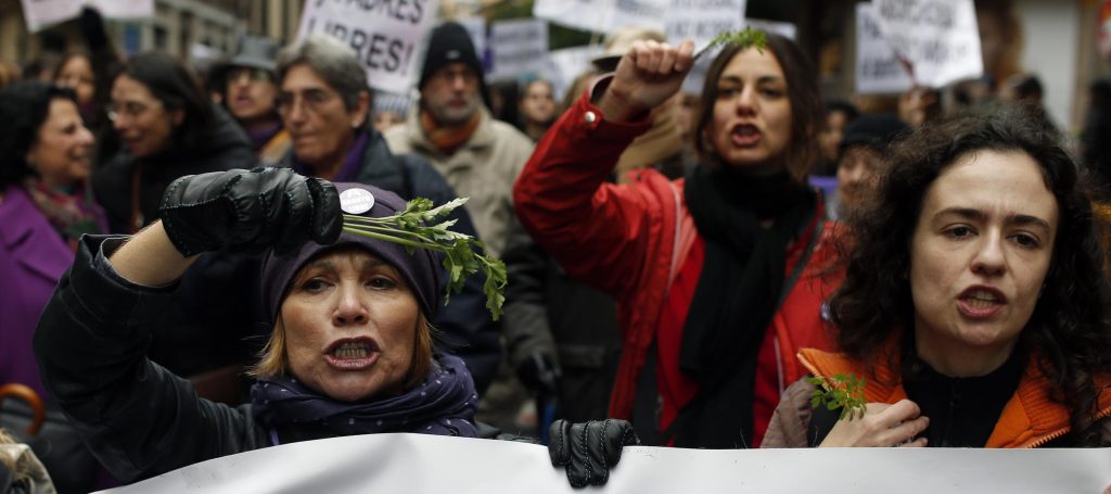 Ιρλανδία: Χειροπέδες σε διαδηλωτές κατά των μέτρων στο Δουβλίνο (βίντεο)