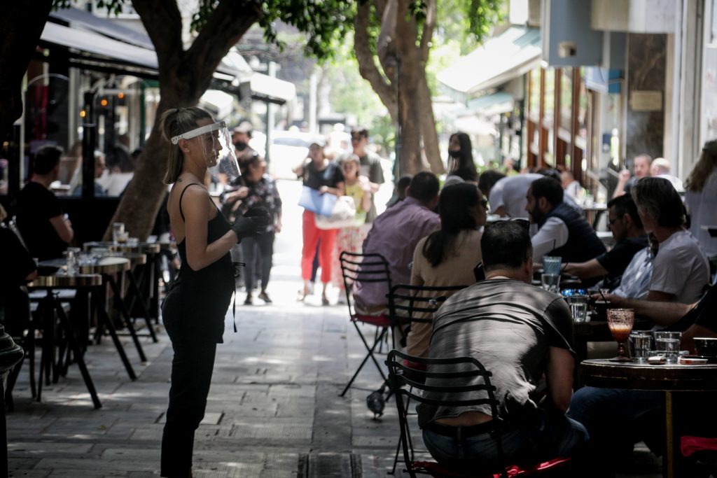 Υποχρεωτική χρήση μάσκας: Τι ισχύει όταν βγαίνουμε σε καφέ και εστιατόρια