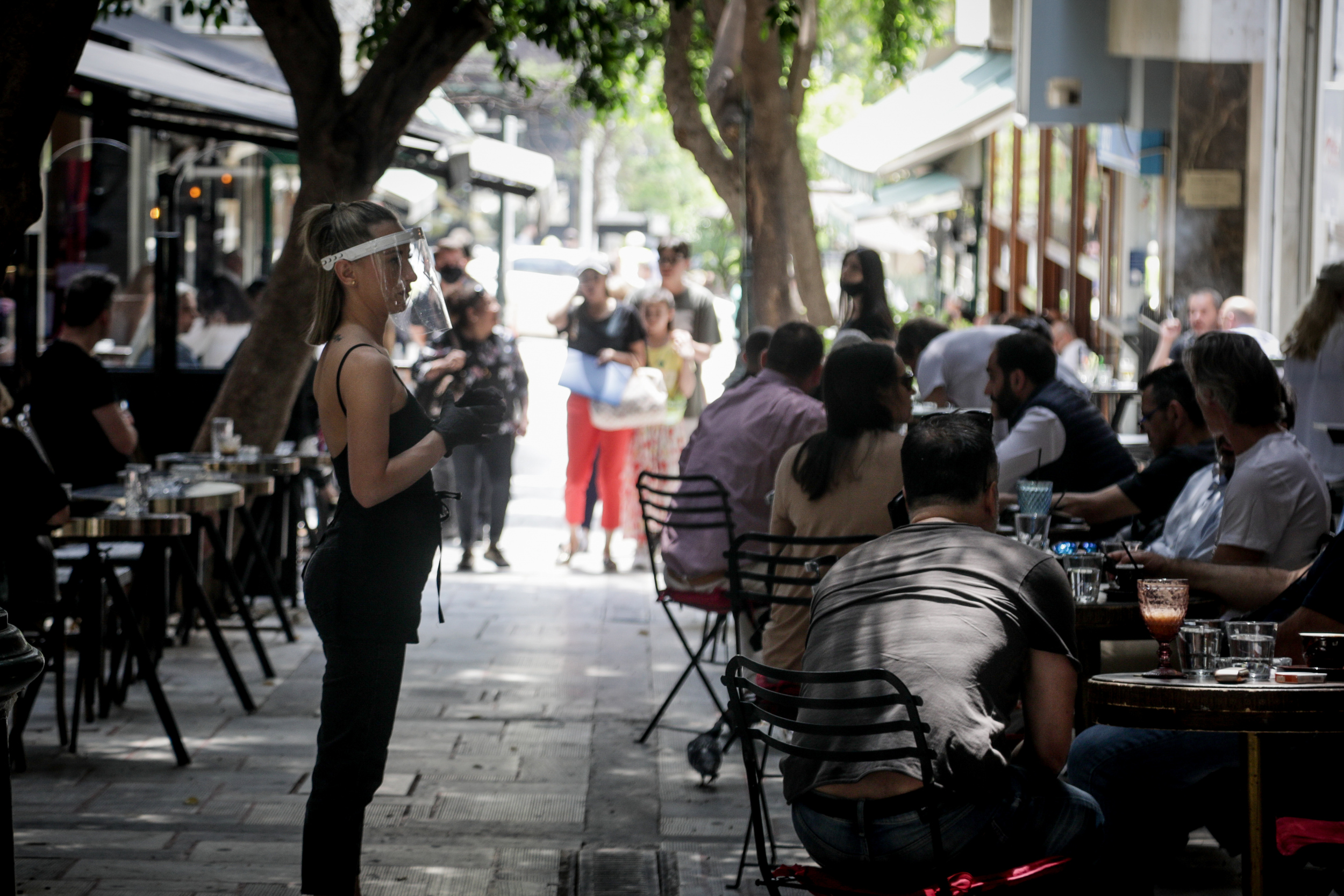 Υποχρεωτική χρήση μάσκας: Τι ισχύει όταν βγαίνουμε σε καφέ και εστιατόρια