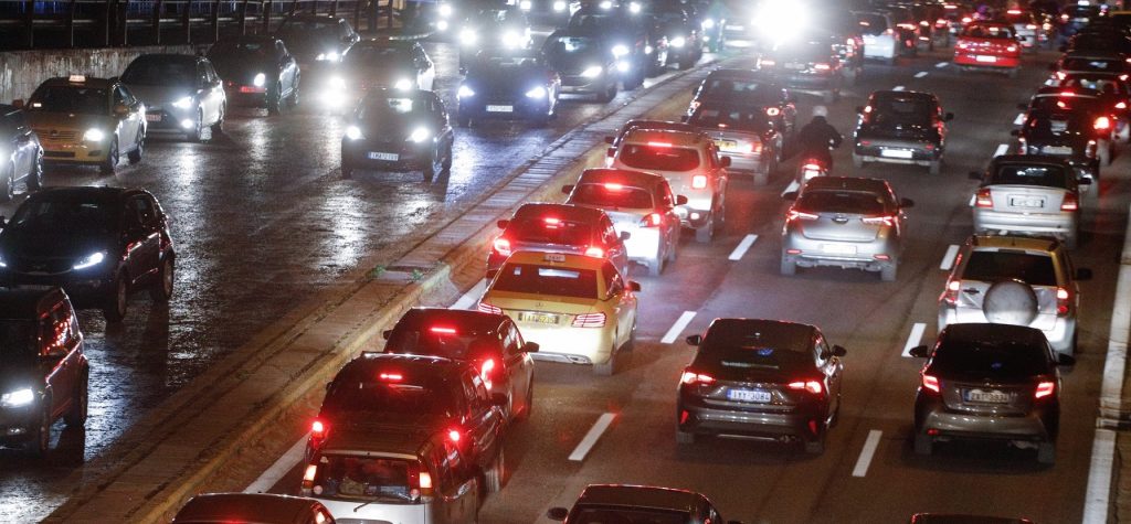 Κίνηση στους δρόμους: Μποτιλιάρισμα στον Κηφισό λόγω τροχαίου στην αερογέφυρα Αχαρνών