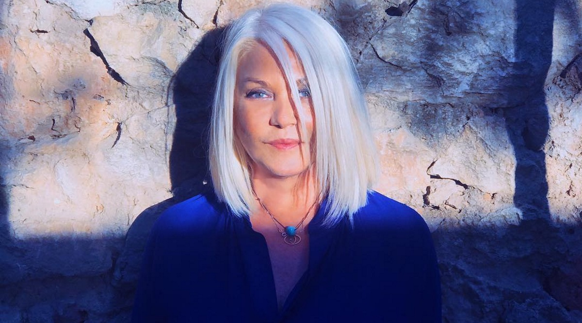 Η Ρούλα Κορομηλά ποζάρει με μαύρα εσώρουχα και λεοπάρ ρόμπα στο σπίτι της (φωτο)