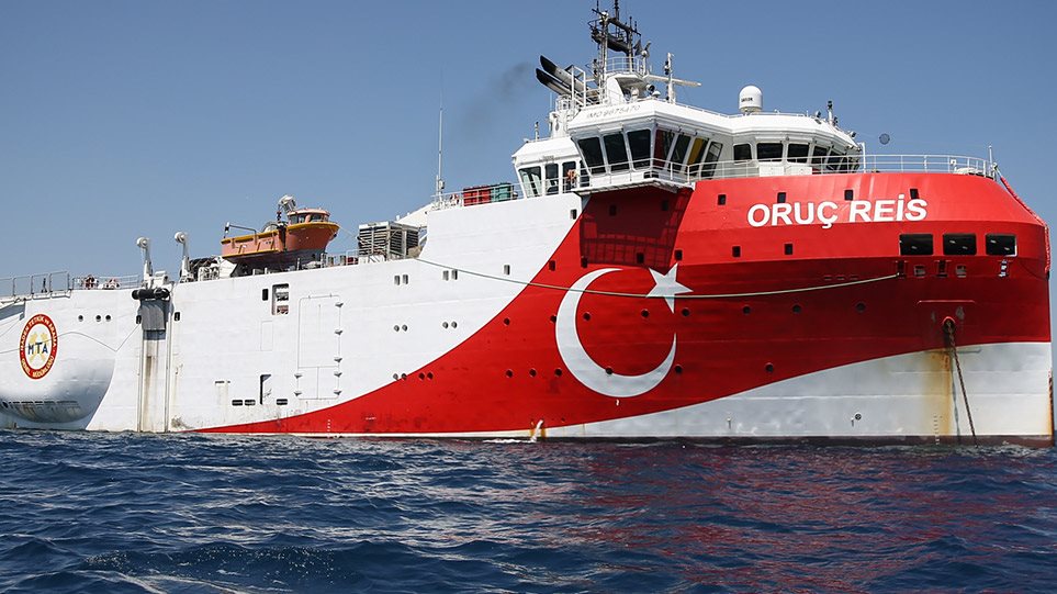 Έξω από τη Λίνδο στη Ρόδο έφτασαν Oruc Reis & τουρκικός στόλος – Μόλις στα 19 ν.μ. από την πόλη