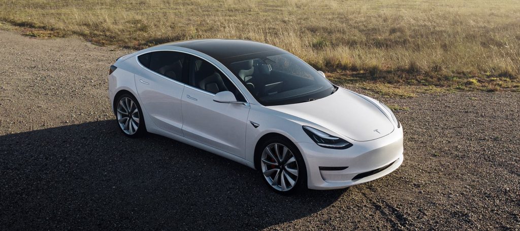 ΗΠΑ: Tesla προσπάθησε να ξεφύγει από περιπολικό και «προσγειώθηκε» σε σπίτι (βίντεο)