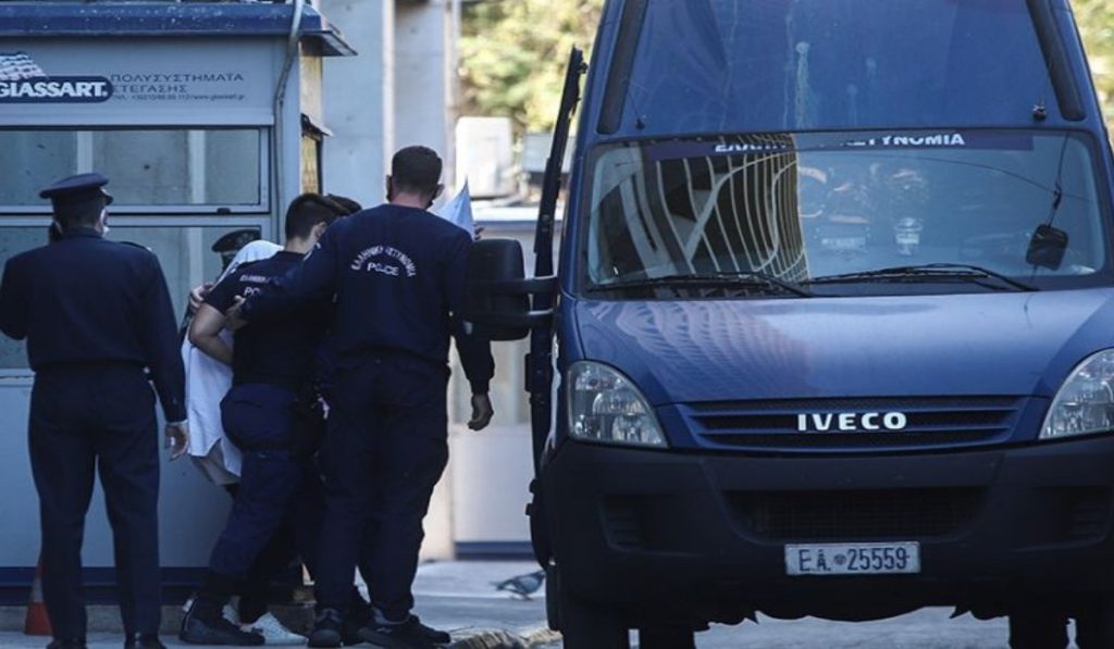 Ολοκληρώθηκε η μεταγωγή των μελών της Χρυσής Αυγής στις φυλακές (φώτο)