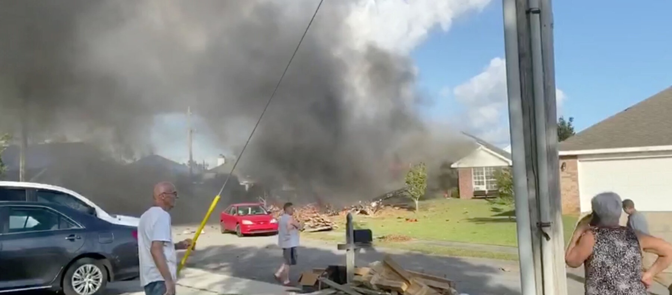 Αεροπλάνο του αμερικανικού ναυτικού συνετρίβη σε σπίτι στην Αλαμπάμα – Δύο θύματα ο απολογισμός (βίντεο)