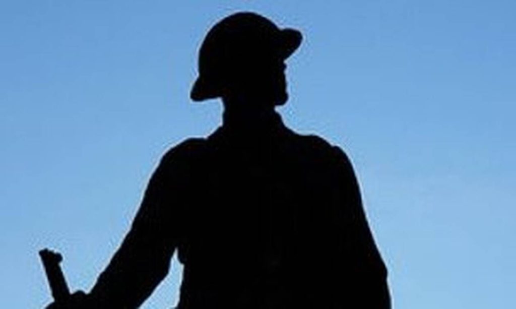 Μ.Βρετανία: Αποκεφάλισαν άγαλμα στη μνήμη πεσόντων του Α’ ΠΠ (φωτό)