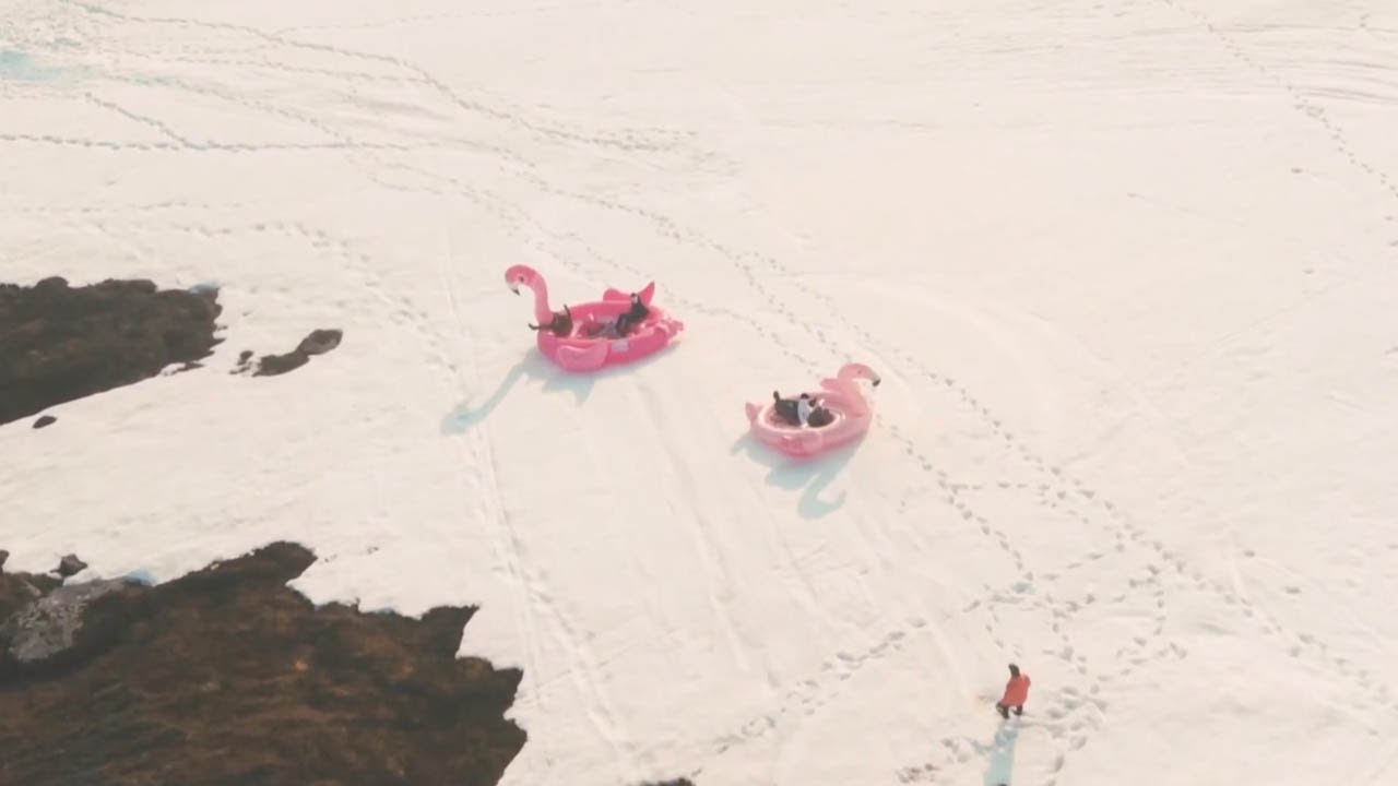 Νορβηγία: Snowboarders κατέβηκαν την πλαγιά με ένα τεράστιο φουσκωτό ροζ φλαμίνγκο (βίντεο)