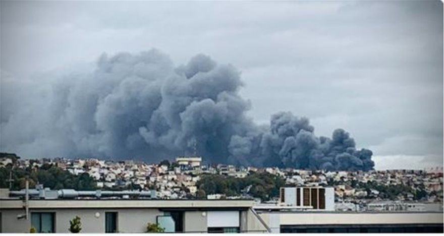 Γαλλία: Μεγάλη φωτιά σε εγκαταλειμμένο κτίριο στη Χάβρη (φώτο-βίντεο)