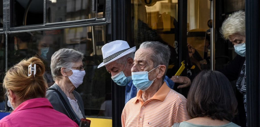 Ξεκινούν από σήμερα τα νέα μέτρα: Απαγόρευση κυκλοφορίας μετά τις 00:30 σε 19 περιοχές – Που εξαιρείται η χρήση μάσκας