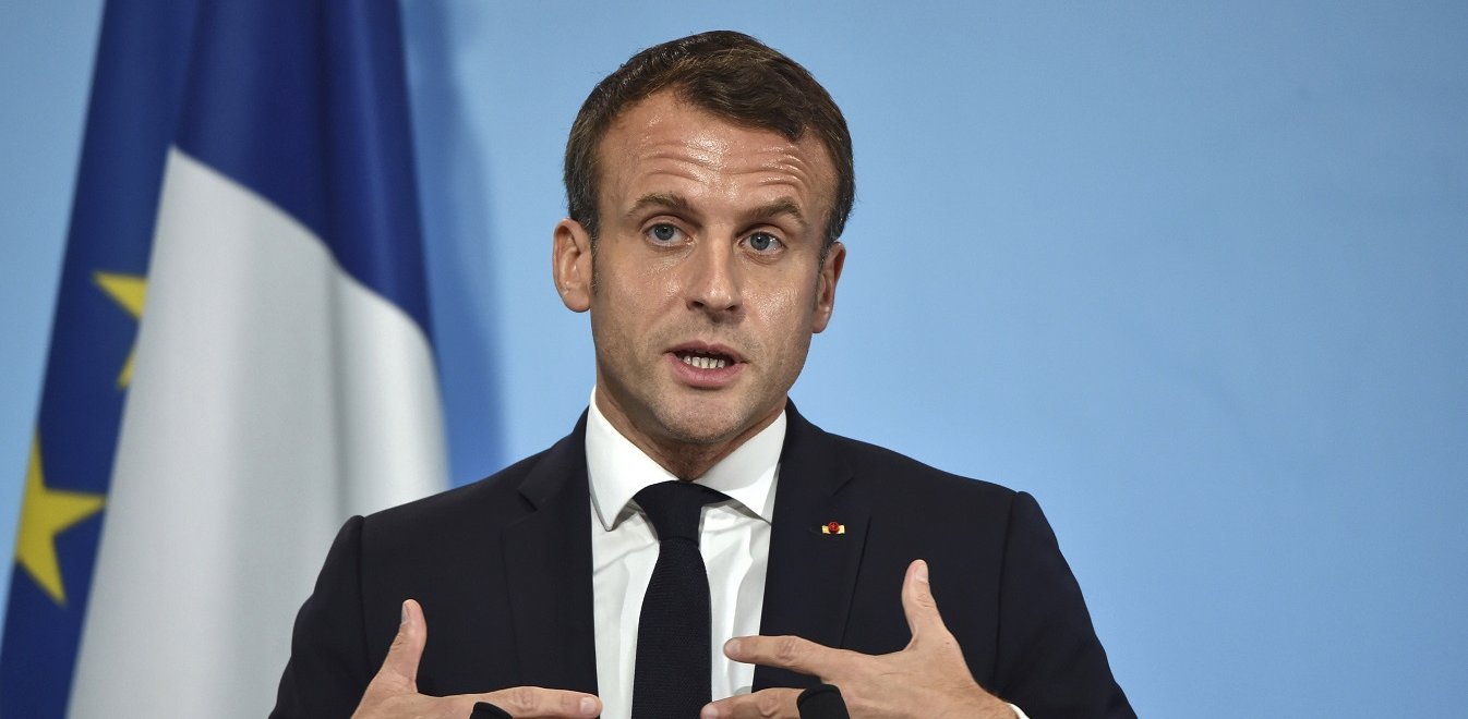 Γαλλία: Σκίτσα του Charlie Hebdo σε κυβερνητικά κτίρια με εντολή Ε.Μακρόν