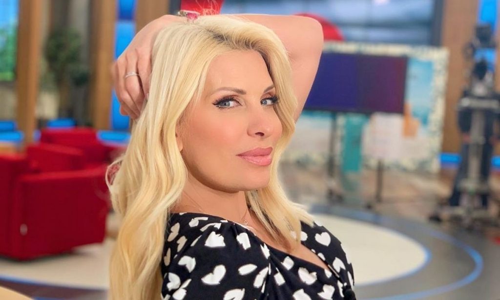 Ελένη Μενεγάκη: Ποζάρει με κόκκινο φόρεμα και εντυπωσιακό… μπούστο (φωτο)