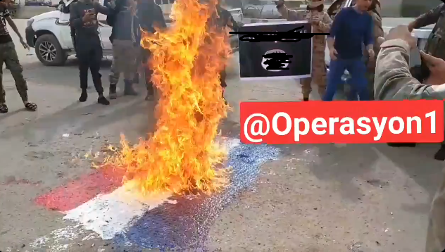 Πυρπολούν γαλλική σημαία στην τουρκοκρατούμενη Συρία και ανεμίζουν την σημαία της ISIS (βίντεο)