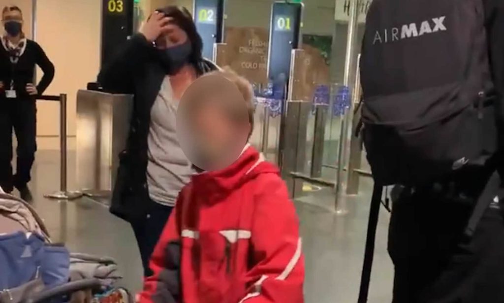 Ένας νεαρός επιβάτης πλήρωσε 55 ευρώ για τις χειραποσκευές μίας μητέρας τριών παιδιών (βίντεο)
