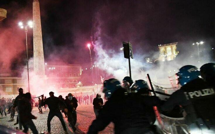 Χάος στην Ρώμη μετά την ώρα έναρξης της απαγόρευση κυκλοφορίας – Συγκρούσεις διαδηλωτών και αστυνομίας για τα μέτρα