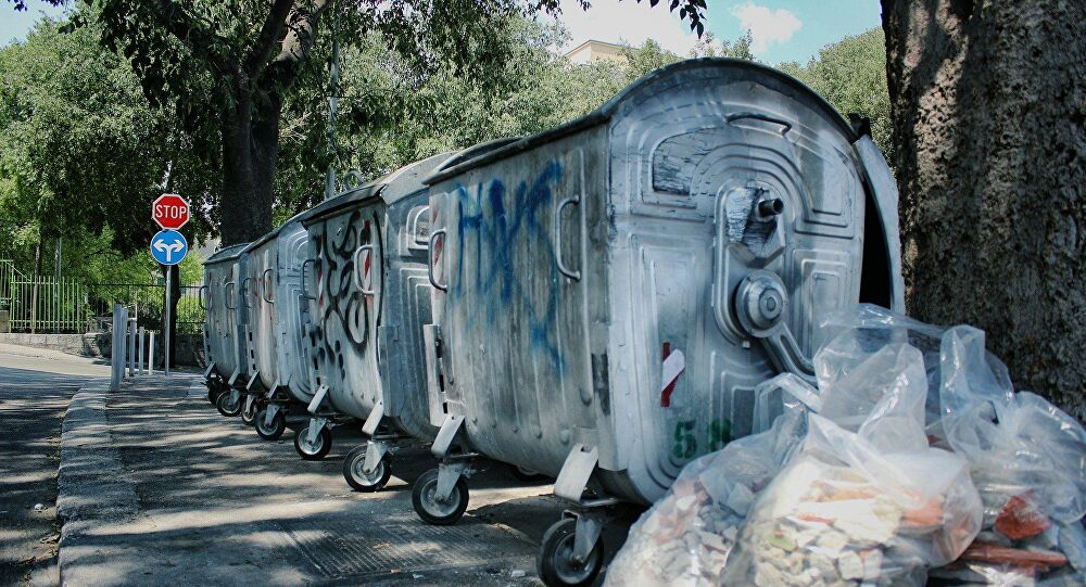 Ρωσία: Άντρας σφήνωσε σε κάδο απορριμμάτων – Eίχε μπει για να βρει το διαβατήριο του (βίντεο)