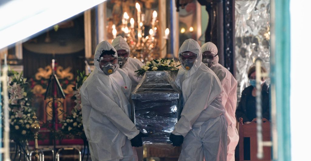 Κηδείες και κορωνοϊός: Απίστευτα μέτρα και επιπλέον έξοδα για τους συγγενείς