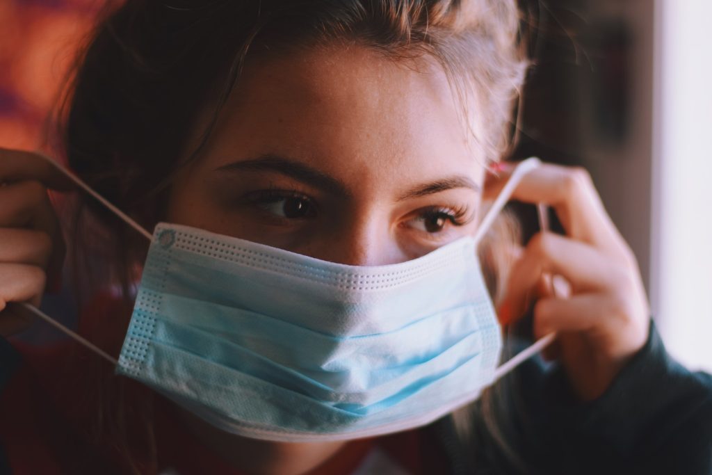 Στα δικαστήρια η καθηγήτρια που δεν ήθελε να φορέσει μάσκα: «Δεν θα λάβω προθεσμία – Επιθυμώ να δικαστώ»