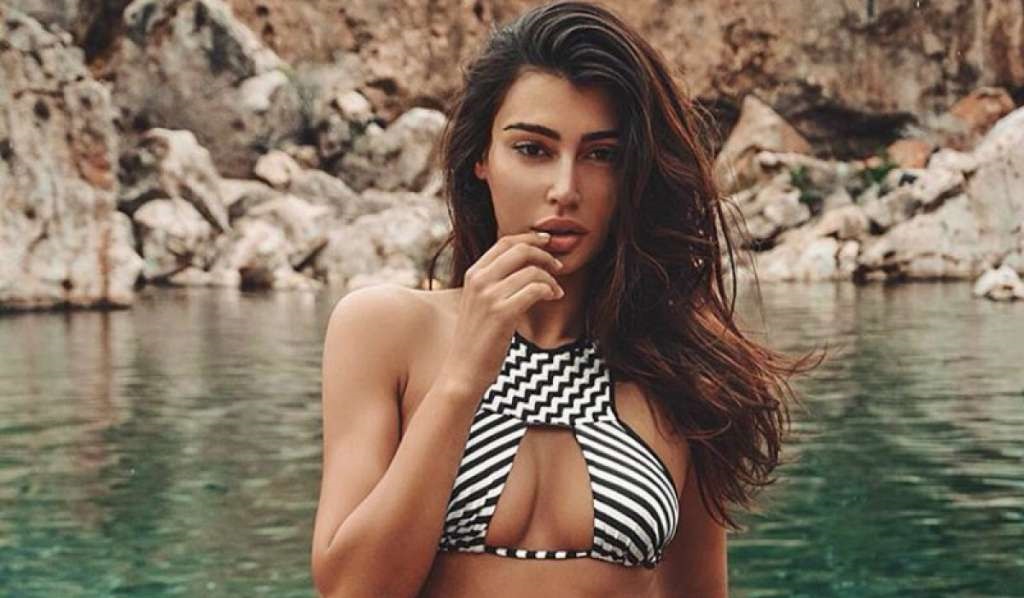 H Σοφία Χαρμαντά προκαλεί «ταχυκαρδίες» με το βλέμμα της (φώτο)