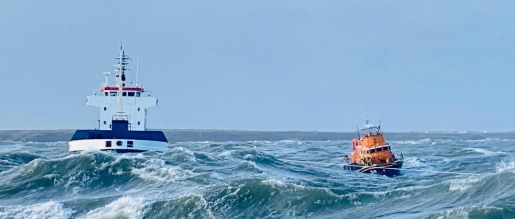 Ιρλανδία: Ρυμουλκά παλεύουν με κύματα έξι μέτρων (βίντεο)