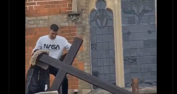 Βορειο-αφρικανικής καταγωγής νεαρός σε κοινή θέα έσπασε τον Σταυρό σε εκκλησία στο Λονδίνο! (βίντεο)