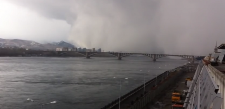 Εντυπωσιακό: «Τσουνάμι» χιονιού κάλυψε ολόκληρη πόλη στη Ρωσία (βίντεο)