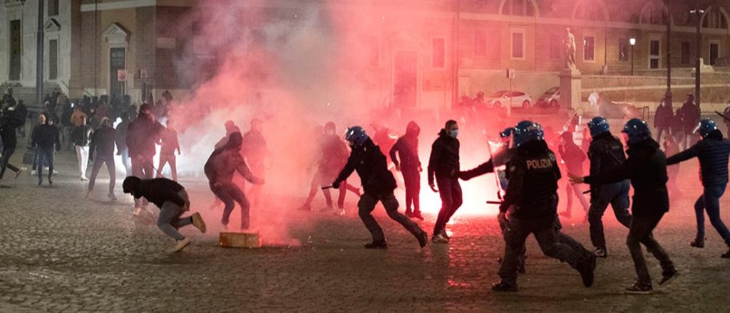 Οι Ιταλοί λένε «όχι» στους περιορισμούς «κατά του κορωνοϊού» : Διαδηλώσεις για τις απαγορεύσεις της κυβέρνησης (βίντεο)