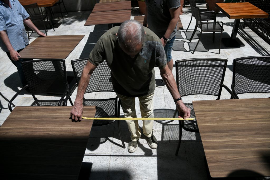 Δείτε τι προβλέπει η νέα απόφαση για τις αποστάσεις τραπεζοκαθισμάτων σε εσωτερικούς και εξωτερικούς χώρους
