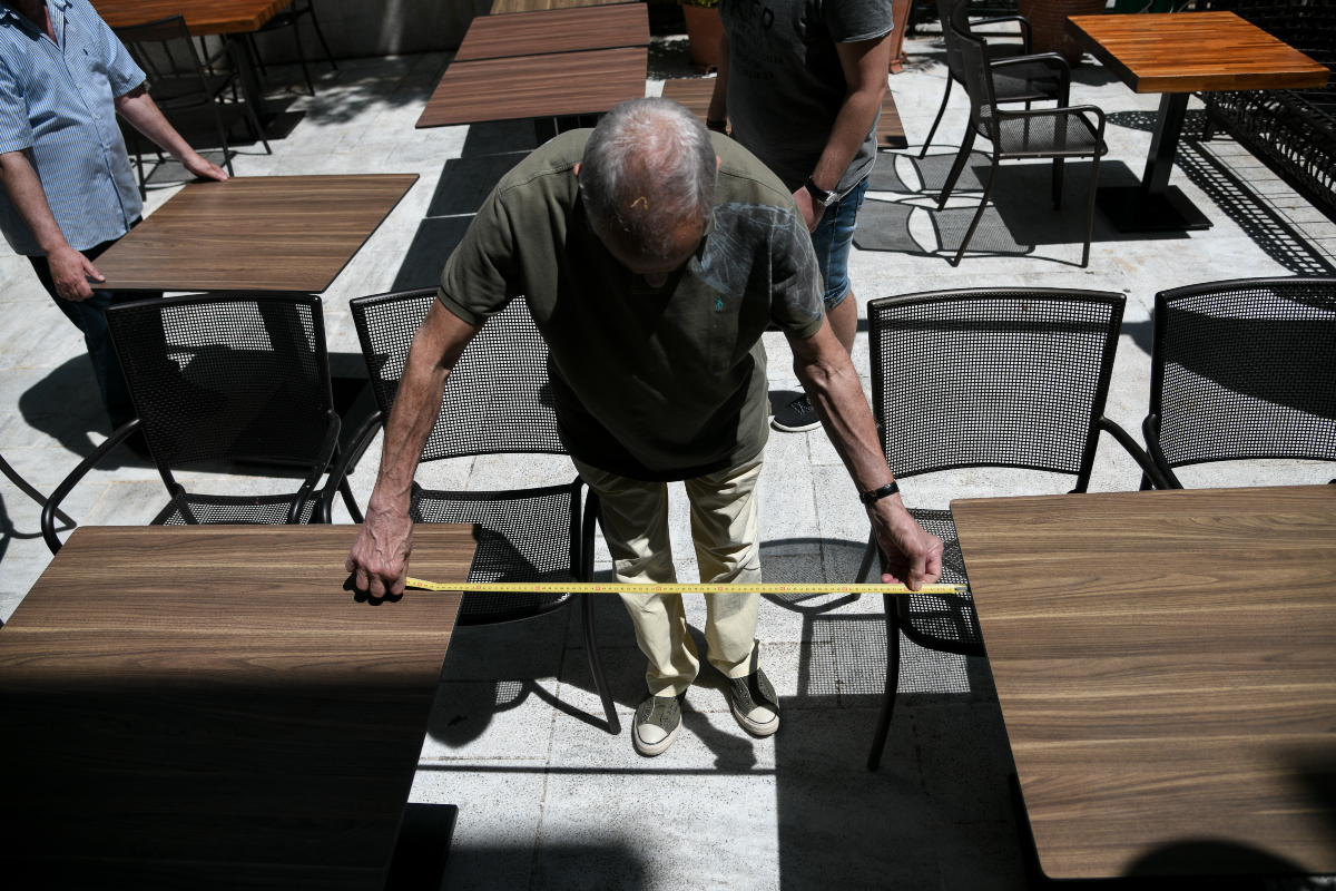 Δείτε τι προβλέπει η νέα απόφαση για τις αποστάσεις τραπεζοκαθισμάτων σε εσωτερικούς και εξωτερικούς χώρους