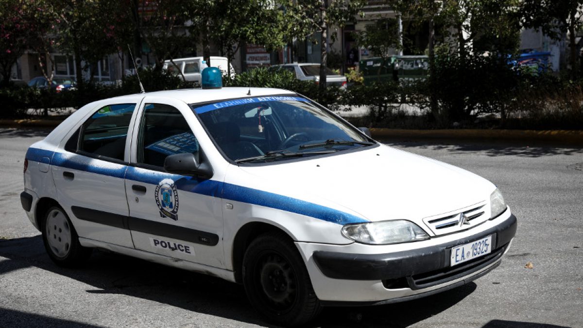 Σκόπελος: 44χρονος έσπασε με κεφαλιά το τζάμι περιπολικού