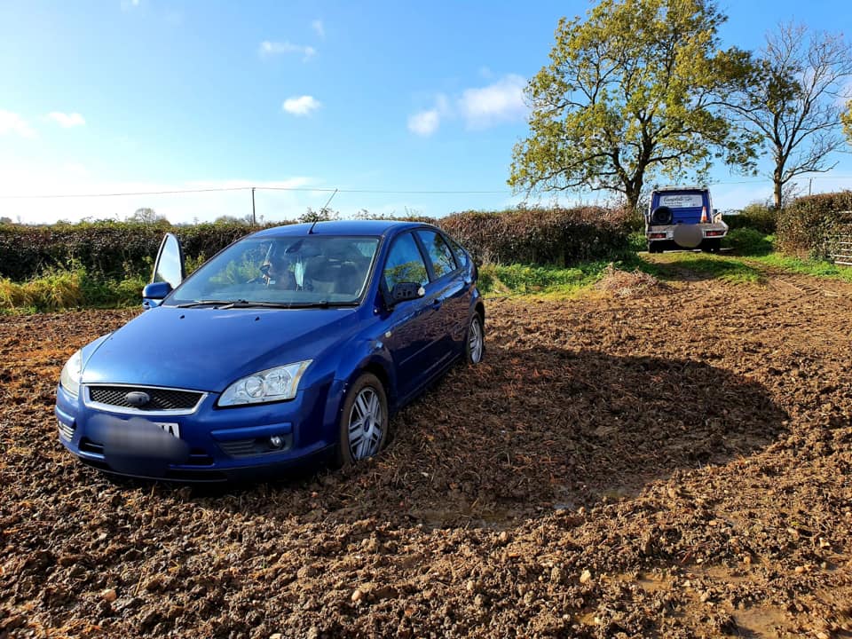 Ζευγάρι μπήκε σε χωράφι για να… περάσει καλά αλλά κόλλησε στις λάσπες – Τους επέβαλε πρόστιμο ο αγρότης (φώτο)