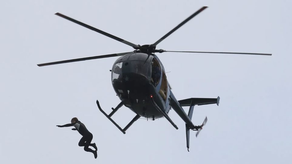 Βρετανός έπεσε στη θάλασσα από ελικόπτερο χωρίς αλεξίπτωτο – Προσέκρουσε στο νερό με 130 χλμ/ώρα! (βίντεο)